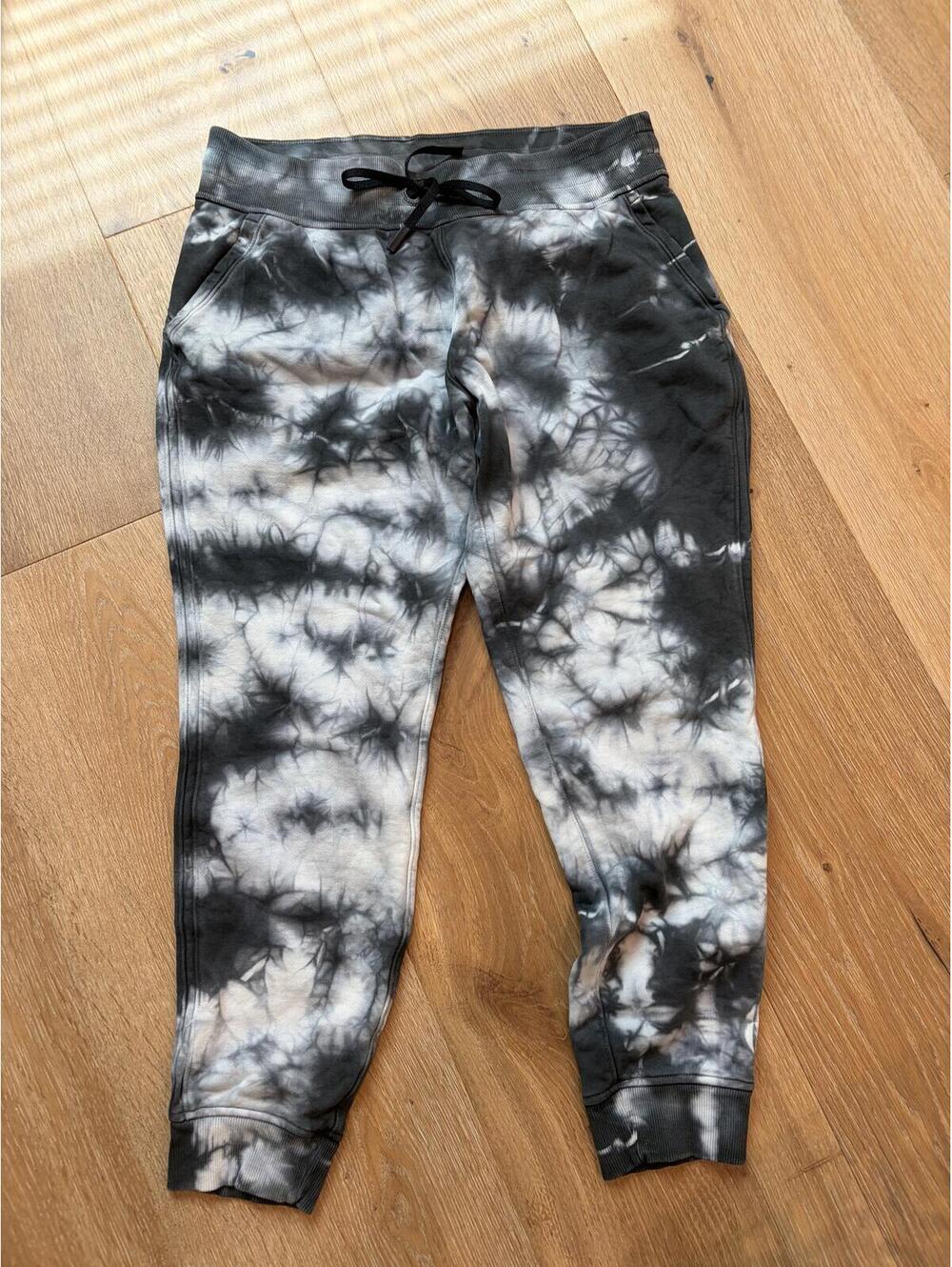 Women's Lululemon Tye Die Scuba Joggers size 10